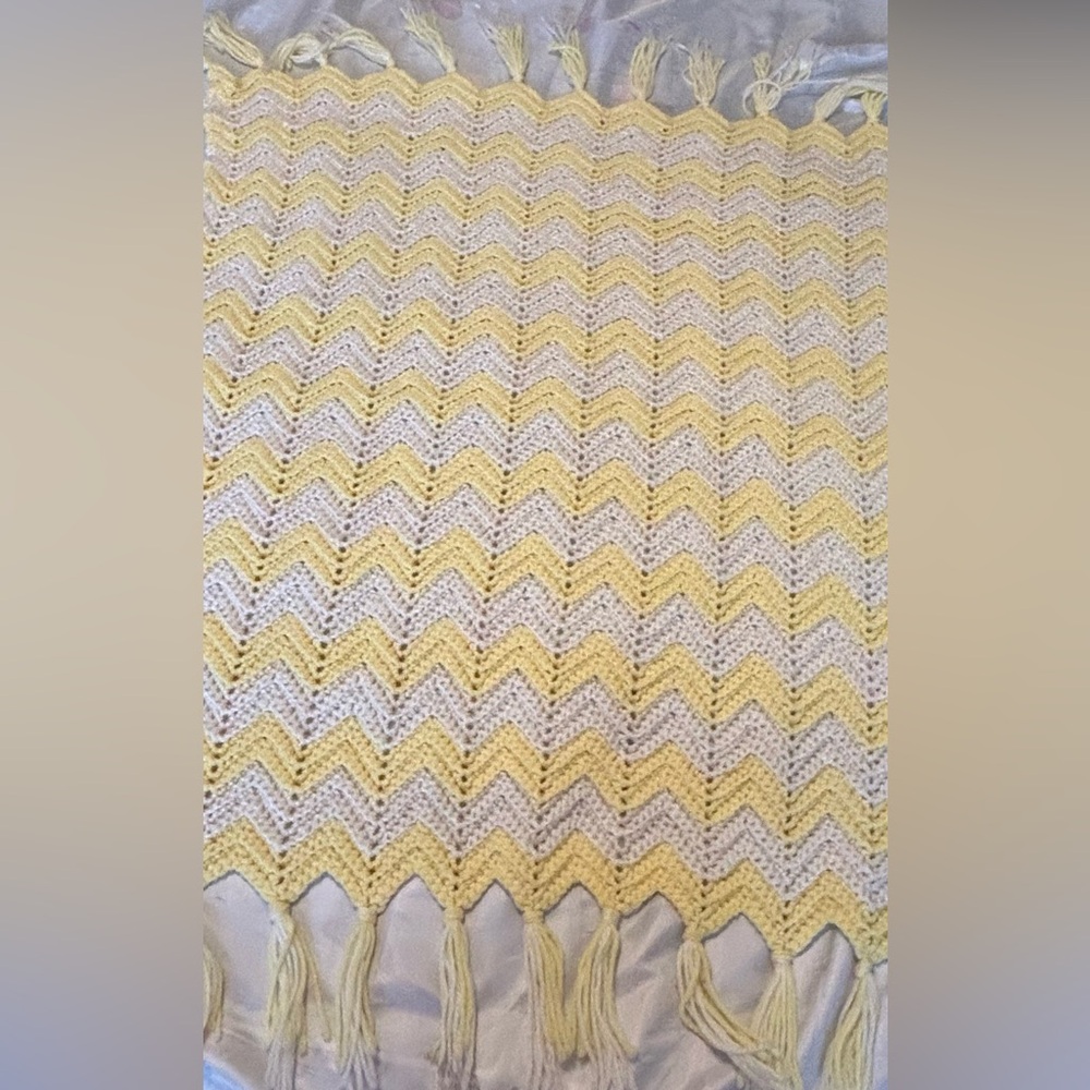 Vtg Chevron Hand Crochet Baby Blanket Zig Zag Blanket Yellow Fringe 36x36‎